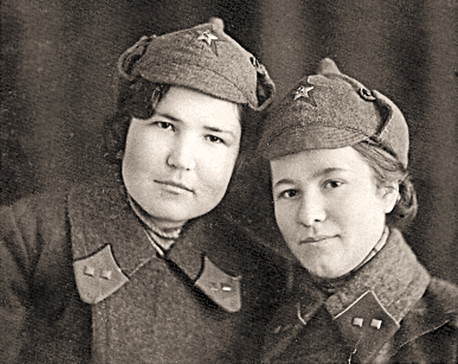 Медсестра Дарія Антонова (на фото часів війни ліворуч) і досі сприймає життя з молодечим запалом